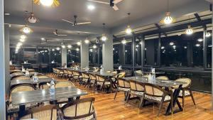 een rij tafels en stoelen in een restaurant bij Veera Resort in Attigundi