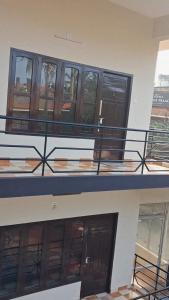 RB Tourist Home في تريفاندروم: شرفة بأبواب خشبية في مبنى +6 صور