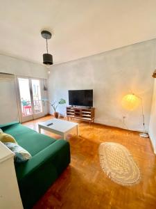 Una televisión o centro de entretenimiento en Sunny room in the heart of the city