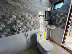 a bathroom with a toilet and a sink at Sawra Homestay in Chakrāta +34 photos