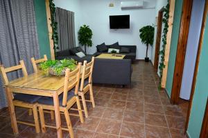 Una sala de estar con una mesa y sillas y un sofá. en Albergue Turistico Municipal Santo Tomé, en Santo Tomé 5 fotos más