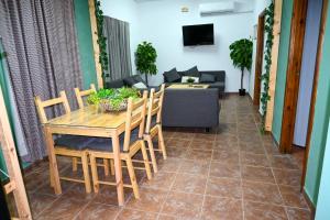 Un comedor con una mesa y sillas y un sofá. en Albergue Turistico Municipal Santo Tomé, en Santo Tomé