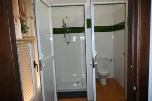 un baño con ducha y WC en Albergue Turistico Municipal Santo Tomé, en Santo Tomé