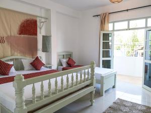 En eller flere senge i et værelse på Mira Mirissa