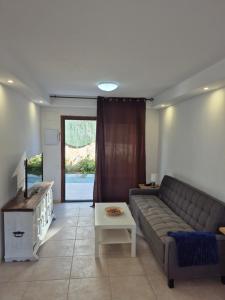un soggiorno con un divano e un tavolo di Montaña Clara Luxholidays a Puerto Rico de Gran Canaria