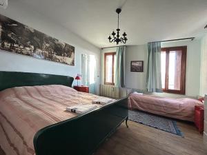 a bedroom with a large bed and a table at Villa della Comare in Osigo