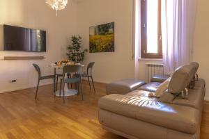 a living room with a couch and a table at Maison 161 in Rieti