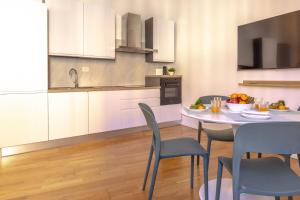 a kitchen and dining room with a table and chairs at Maison 161 in Rieti