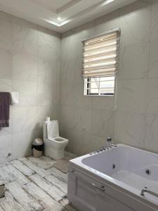 Et badeværelse på NTHC Estates Adjiringanor East Legon