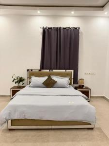 En eller flere senge i et værelse på NTHC Estates Adjiringanor East Legon