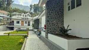 科代卡纳尔Banana Tree Retreat的院子旁的石墙房子