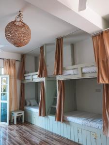 En eller flere senge i et værelse på Mira Mirissa