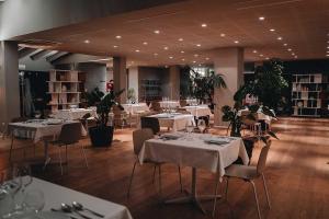 a restaurant with tables and chairs with white table cloth at Pianderna Agriwellness in Scandiano