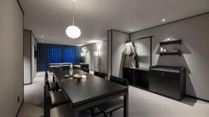 a dining room with a black table and chairs at 대전 유성 낙원온천호텔 by 아늑 in Yusŏng
