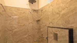 科代卡纳尔Banana Tree Retreat的浴室里带玻璃门的淋浴间