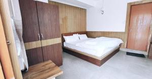 Postel nebo postele na pokoji v ubytování Hotel Sonam