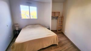 Giường trong phòng chung tại La campagne aux portes de la Mer - Maison avec jardin privé - proche Veules-les-Roses