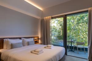 Giường trong phòng chung tại CENTRO Suites