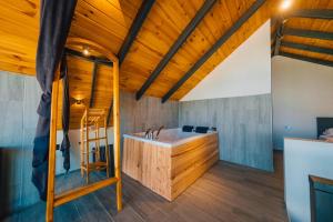 Кровать или кровати в номере Sapanca CBC Plus Bungalov Villa