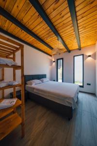 Кровать или кровати в номере Sapanca CBC Plus Bungalov Villa