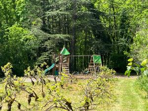 un parque infantil en medio de un jardín en Gite de la Renardière, en Paunat