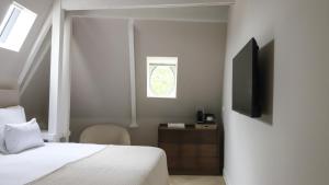 ein Schlafzimmer mit Bett und Flachbildfernseher in der Unterkunft Dam Residence in Zaandam + 44 Fotos