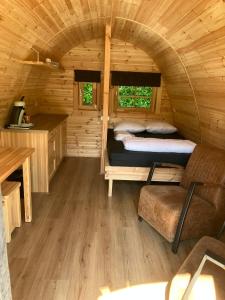 Camping het Bosbad في إميلورتْ: غرفة بسريرين بطابقين في كابينة خشب