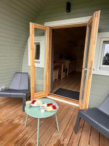 Camping het Bosbad في إميلورتْ: طاولة مع طبقين من الطعام على الفناء +37 صورة