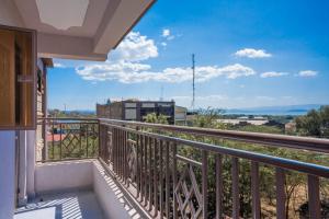 un balcone con vista su un edificio di Amno Elite Suites a Naivasha