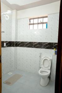 un bagno con wc e doccia in vetro di Amno Elite Suites a Naivasha Altre 5 foto