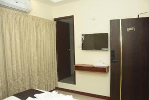 TV/trung tâm giải trí tại Mano Residency by NIRA Hospitality- Just 3 Kms from Meenakshi Amman Temple
