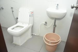 Phòng tắm tại Mano Residency by NIRA Hospitality- Just 3 Kms from Meenakshi Amman Temple