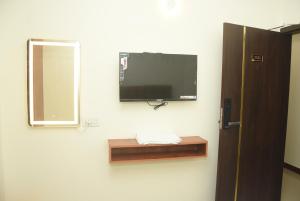 TV/trung tâm giải trí tại Mano Residency by NIRA Hospitality- Just 3 Kms from Meenakshi Amman Temple +26 ảnh