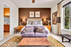 een slaapkamer met een bed en een paarse bank bij Santa Monica in Myoma