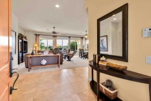 een woonkamer met een grote spiegel aan de muur bij Santa Monica in Myoma