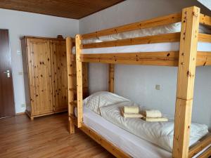 2 Etagenbetten in einem Zimmer mit Holzböden in der Unterkunft Haus Aktiv Top2 in Winterberg