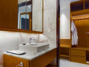 ein Badezimmer mit Waschbecken und Spiegel in der Unterkunft eL Hotel & Resort Bali Sanur in Sanur