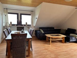 ein Wohnzimmer mit Sofa und Tisch in der Unterkunft Haus Aktiv Top2 in Winterberg