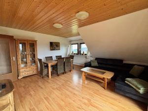 ein Wohnzimmer mit Sofa und Tisch in der Unterkunft Haus Aktiv Top2 in Winterberg