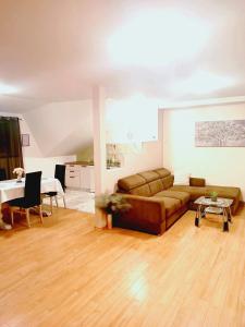 un soggiorno con un divano e un tavolo di Apartman Petra Zabok a Zabok Altre 35 foto