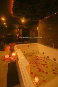 Φωτογραφία από το άλμπουμ του Love Room balnéo double & sauna Privés - Nuit d'exception σε Briord