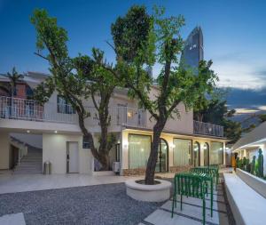 Tòa nhà nơi khách sạn tọa lạc