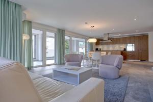 un soggiorno con un divano, sedie e un tavolo di Apartment JungfrauCenter Brienzersee - GRIWA RENT a Interlaken
