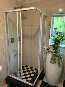 Phòng tắm tại Innesfree Cottage 28 Innesfree Way