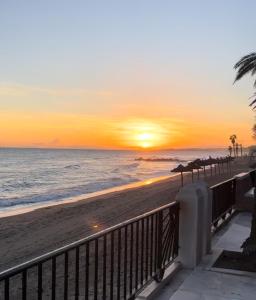 Una puesta de sol en la playa con la puesta del sol en Apartamento moderno Centro de Marbella, en Marbella