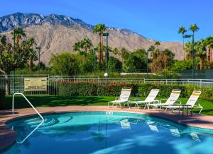 パーム・スプリングスにあるEl Cielo 20の背景に山々を望むプール
