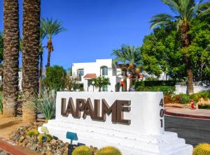 パーム・スプリングスにあるEl Cielo 20のヤシの木が植えられたヴィラの前の看板