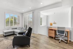 パーム・スプリングスにあるEl Cielo 20のリビングルーム(ソファ、デスク、椅子付)