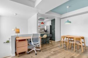 パーム・スプリングスにあるEl Cielo 20のテーブルと椅子のあるキッチンとダイニングルーム +14枚の写真