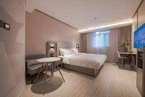 Giường trong phòng chung tại Hanting Hotel Chengdu Chunxi Road Yanshikou